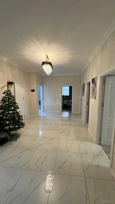 Satılır 4 otaqlı mənzil 147 m²