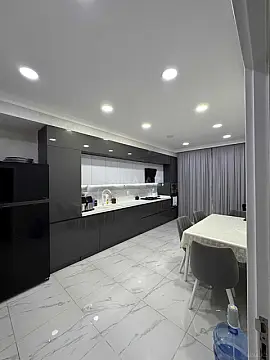 Satılır 4 otaqlı mənzil 147 m²
