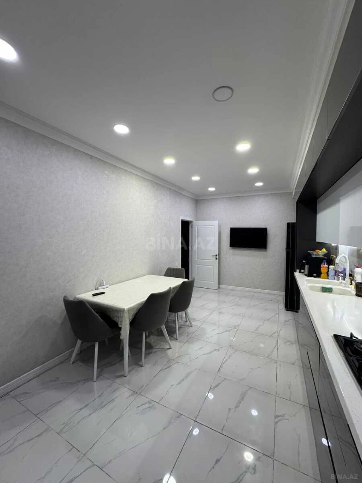 Satılır 4 otaqlı mənzil 147 m²