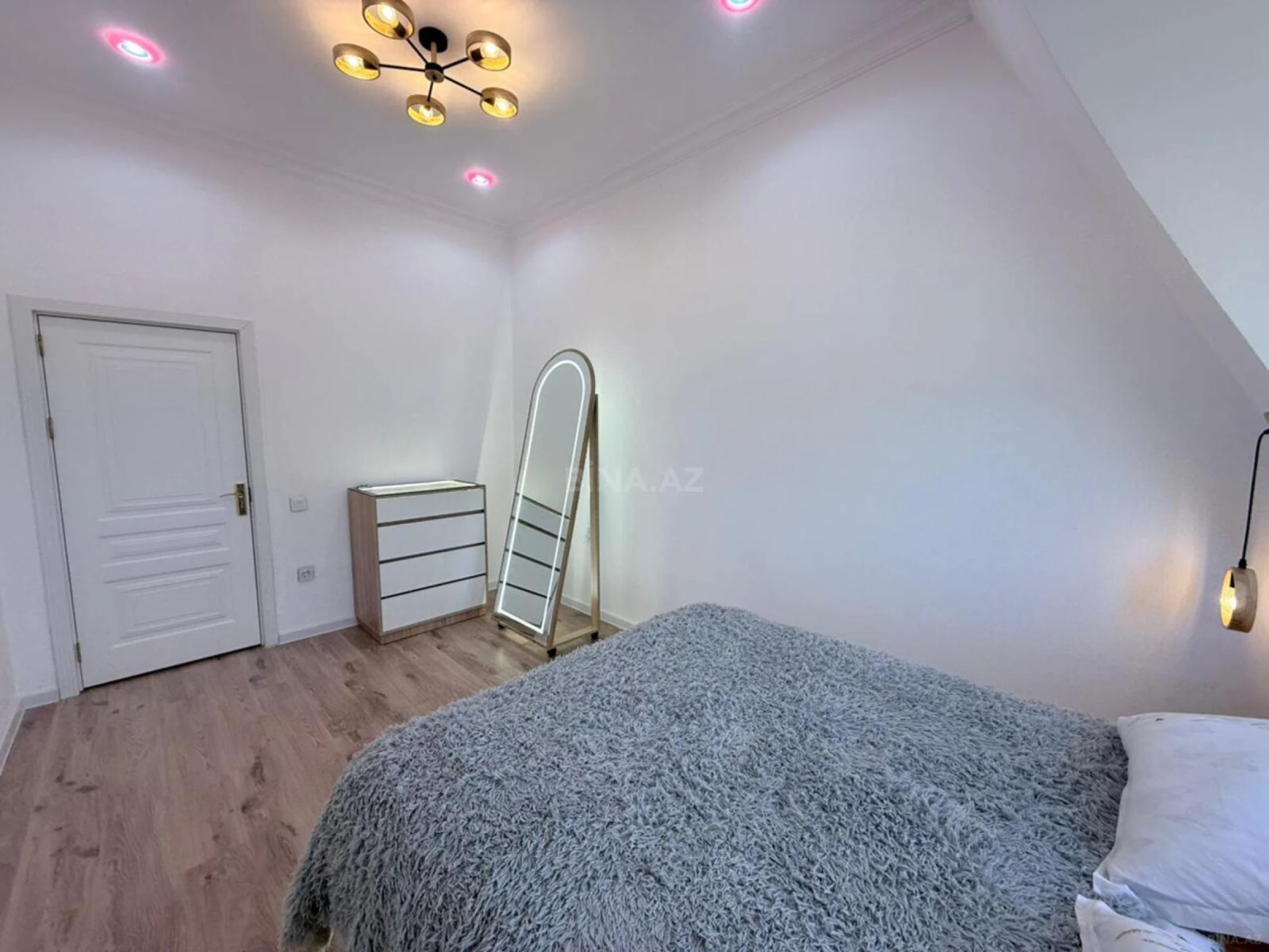 Satılır 2 otaqlı mənzil 73 m²