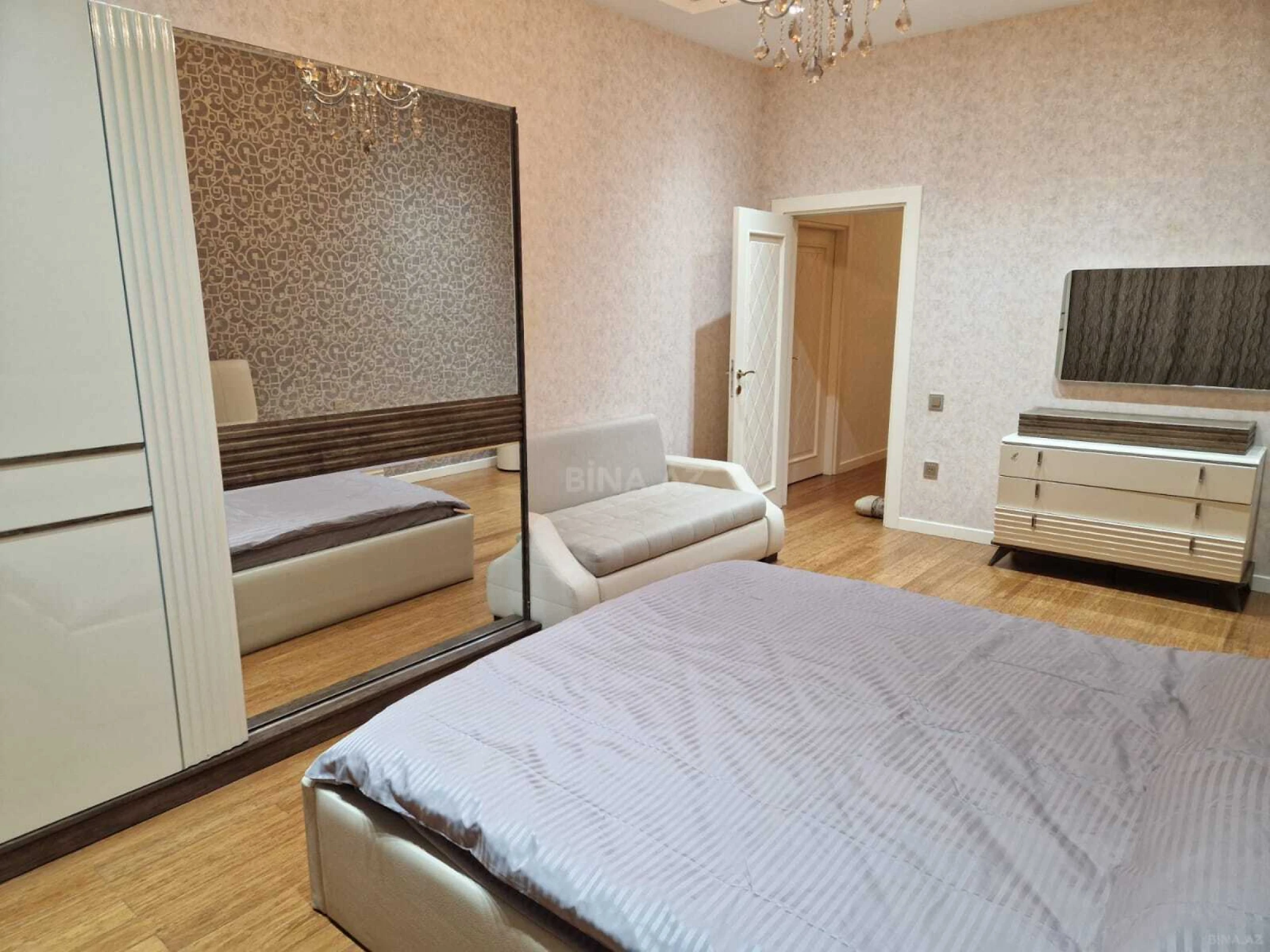 Kirayə verilir 4 otaqlı mənzil 180 m²