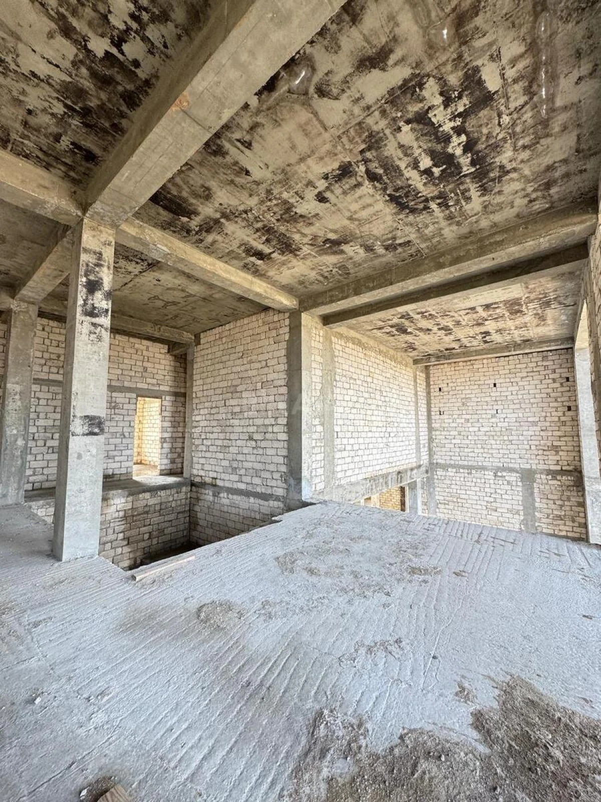 Satılır 10 otaqlı həyət evi 1200 m²