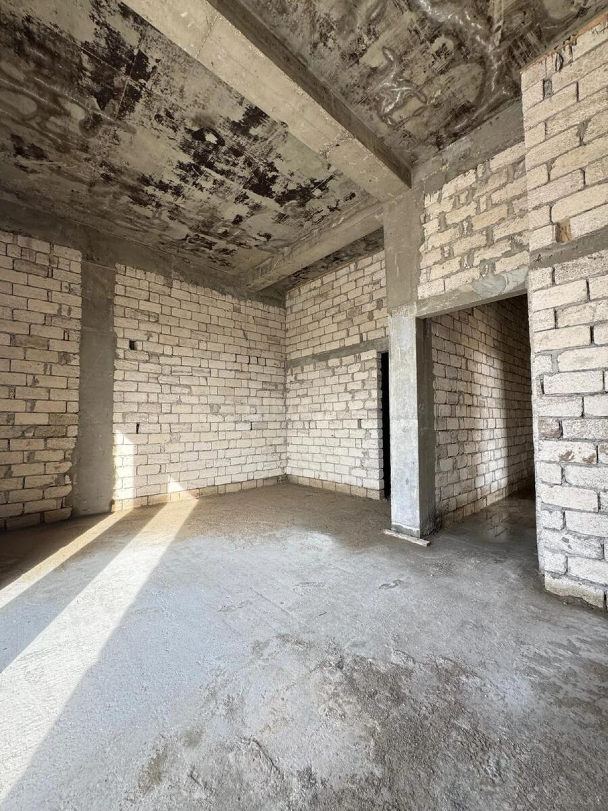 Satılır 10 otaqlı həyət evi 1200 m²