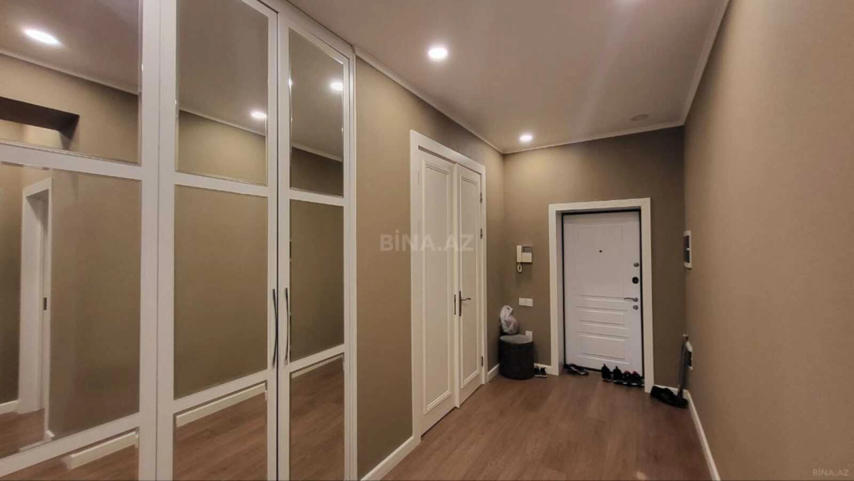 Satılır 4 otaqlı mənzil 147 m²