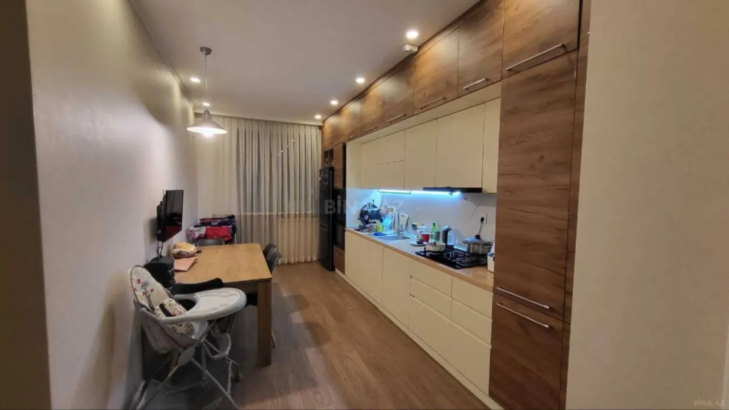 Satılır 4 otaqlı mənzil 147 m²
