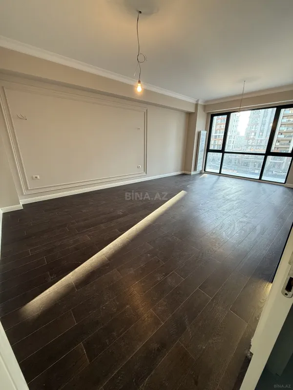 Satılır 4 otaqlı mənzil 130 m²