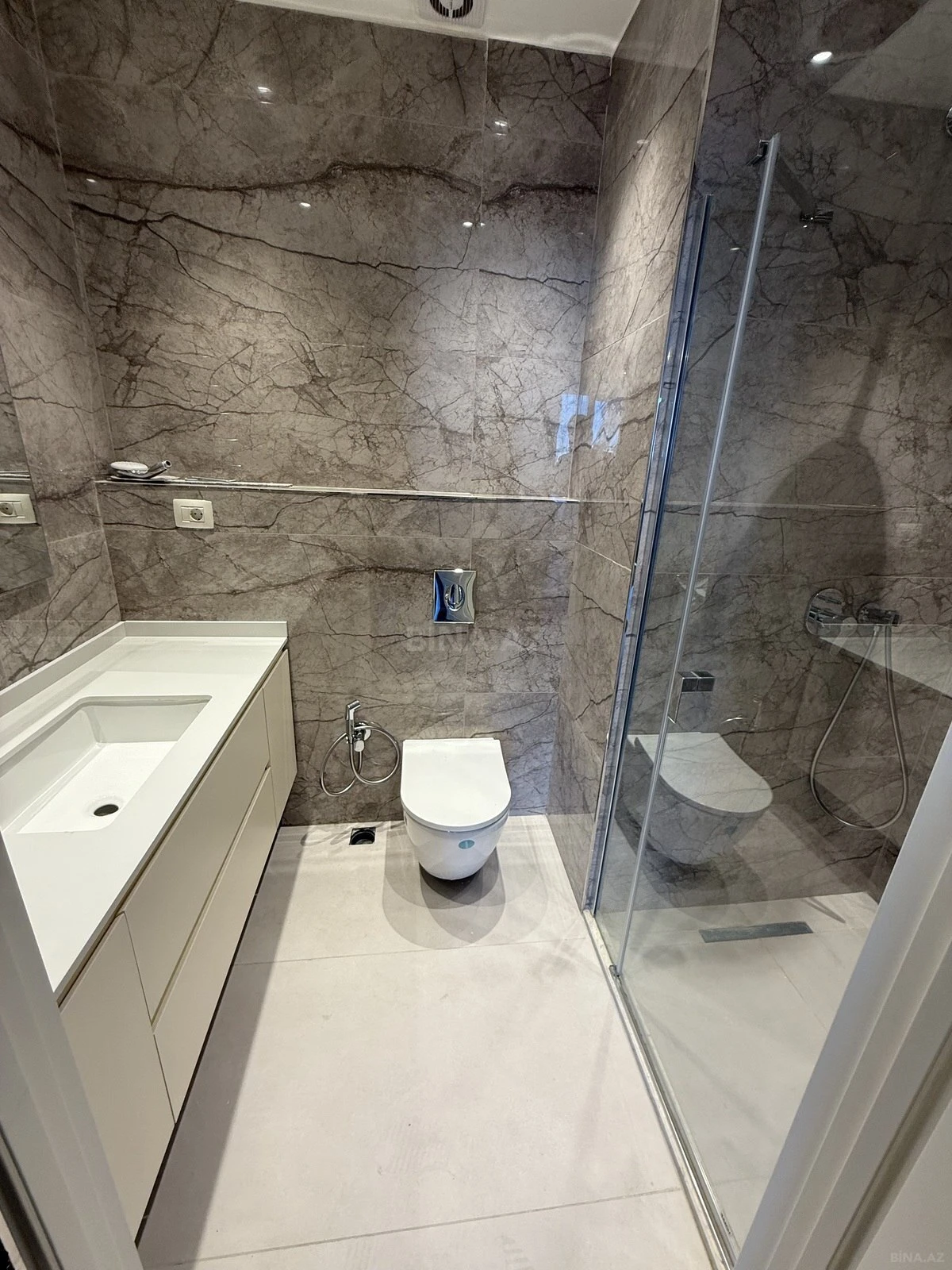 Satılır 4 otaqlı mənzil 130 m²