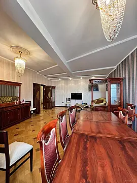 Satılır 4 otaqlı mənzil 171 m²