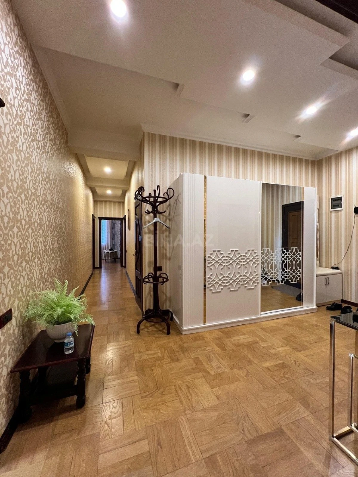 Satılır 4 otaqlı mənzil 171 m²