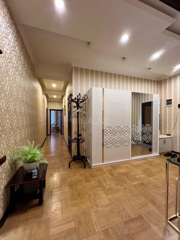Satılır 4 otaqlı mənzil 171 m²