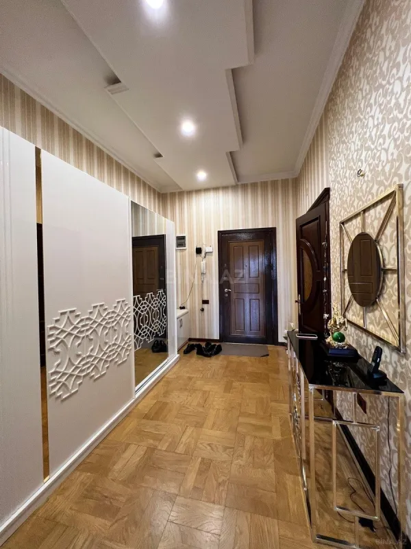 Satılır 4 otaqlı mənzil 171 m²