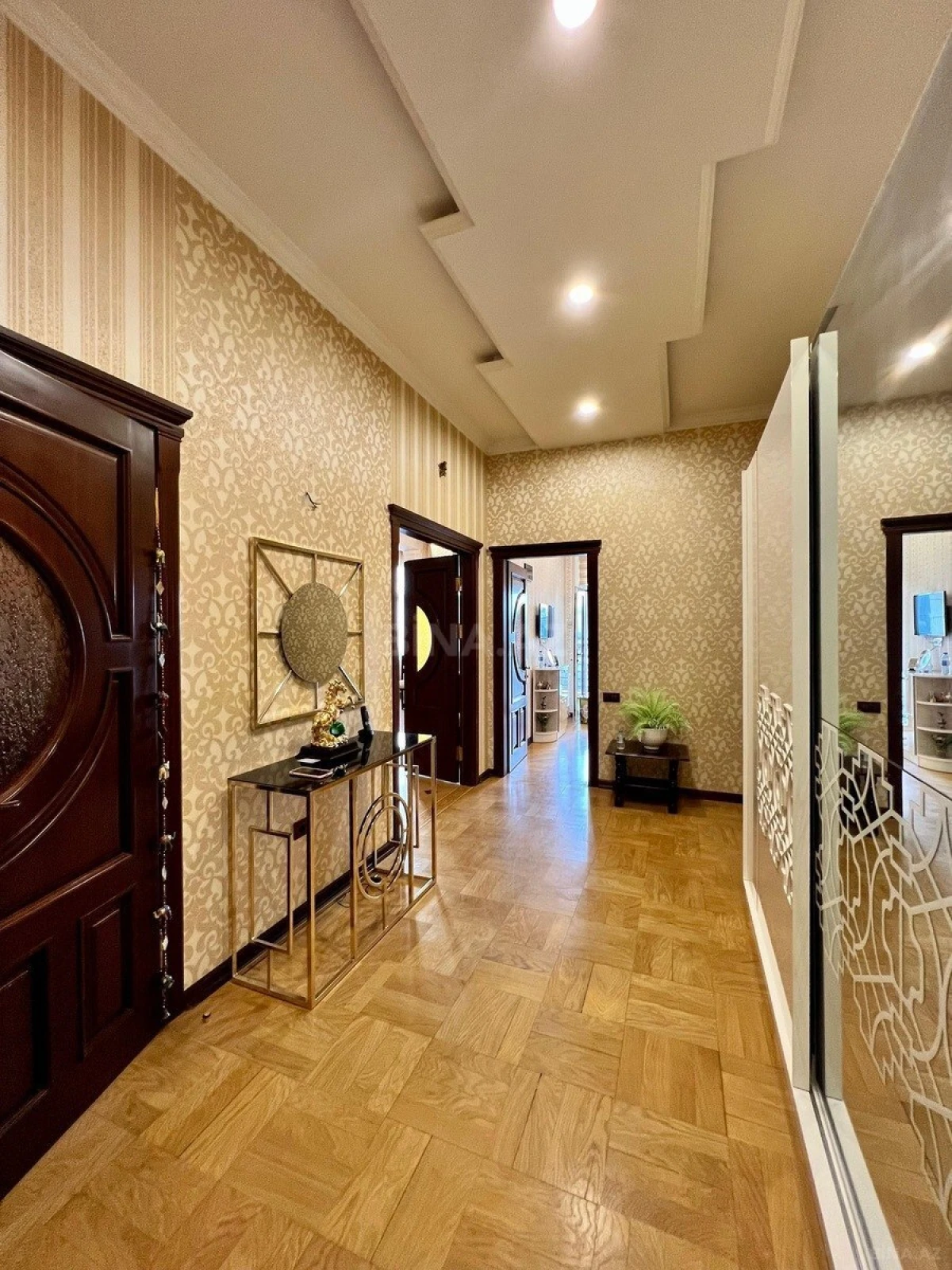 Satılır 4 otaqlı mənzil 171 m²