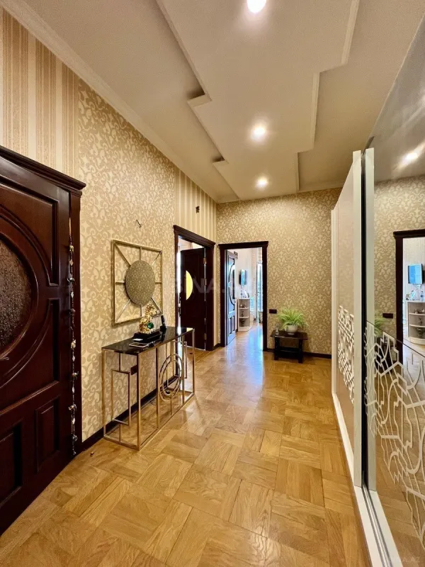 Satılır 4 otaqlı mənzil 171 m²