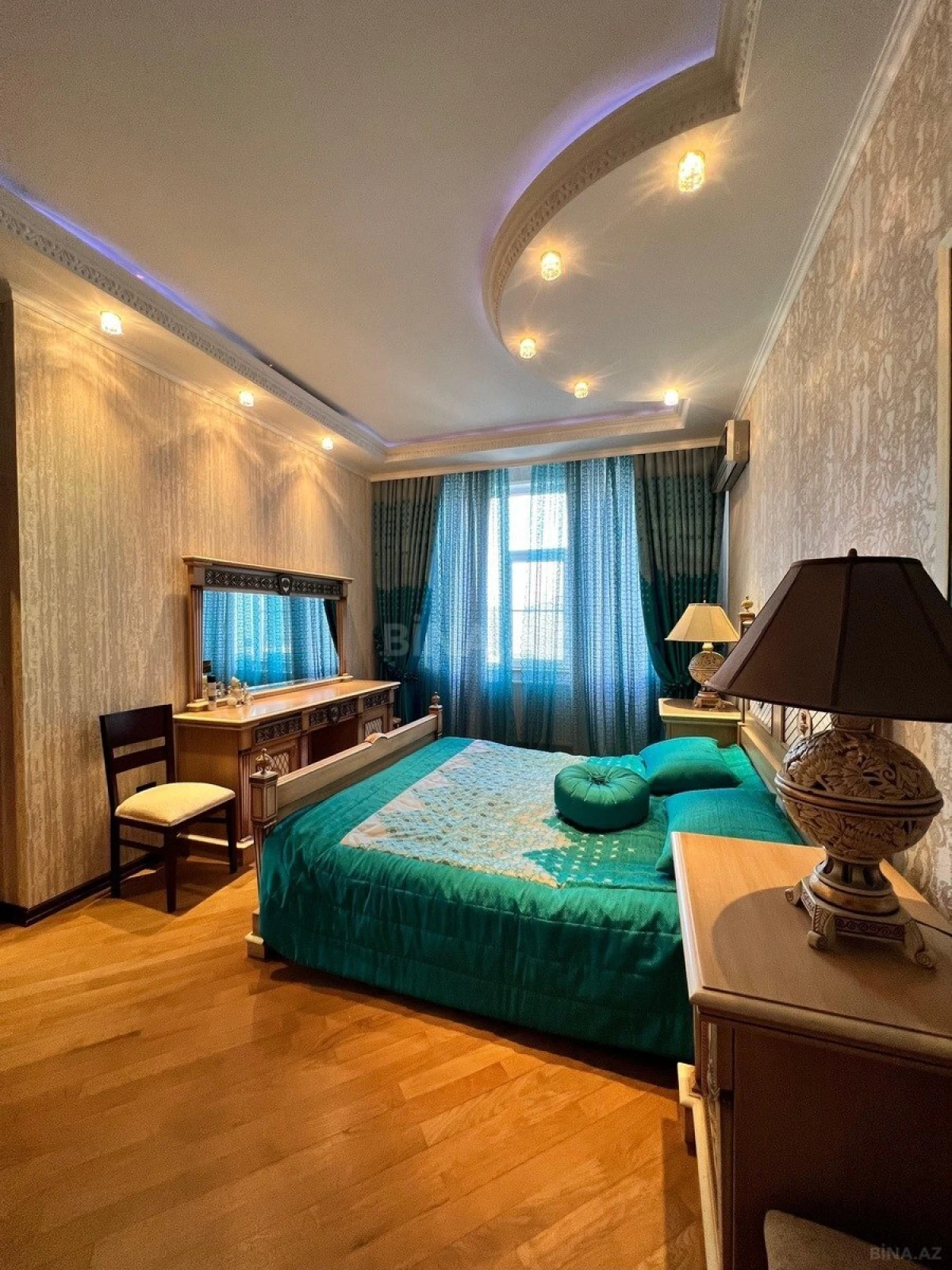 Satılır 4 otaqlı mənzil 171 m²