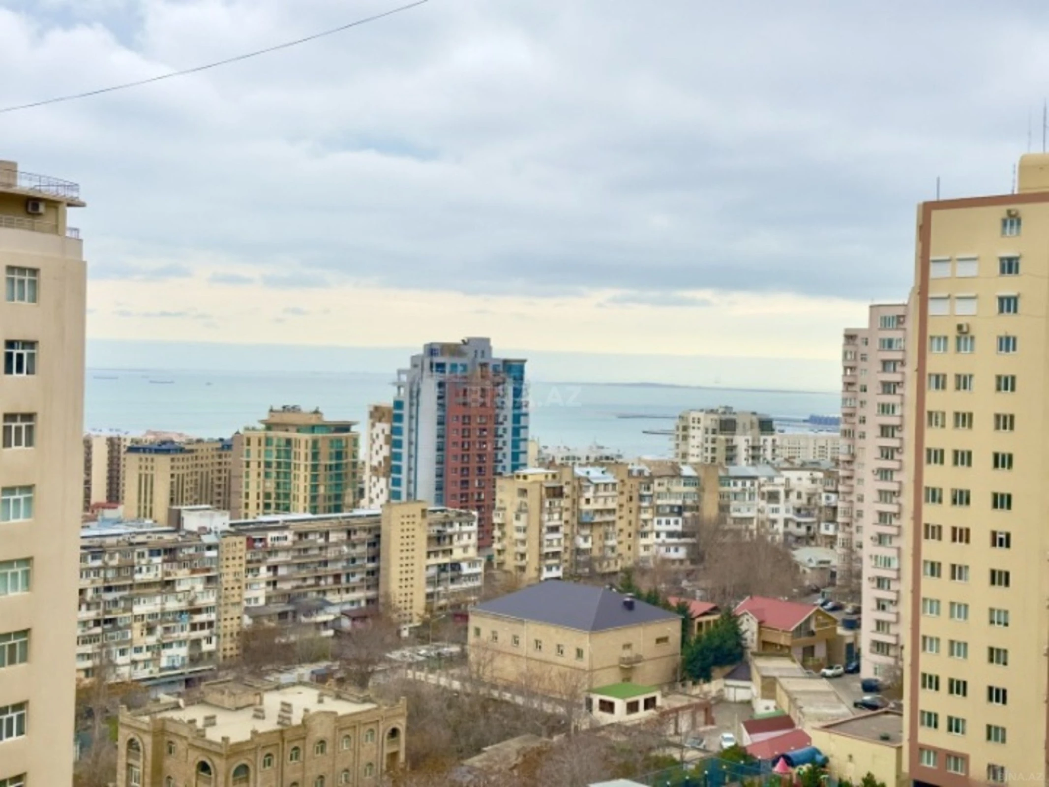 Satılır 4 otaqlı mənzil 165 m²