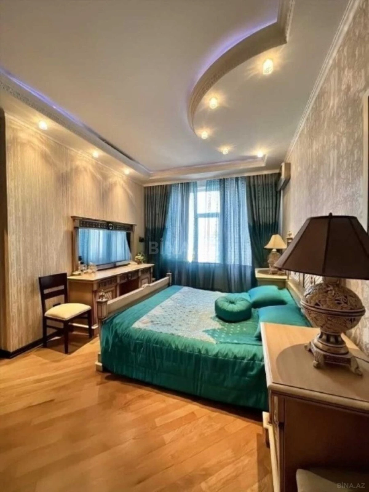 Satılır 4 otaqlı mənzil 165 m²