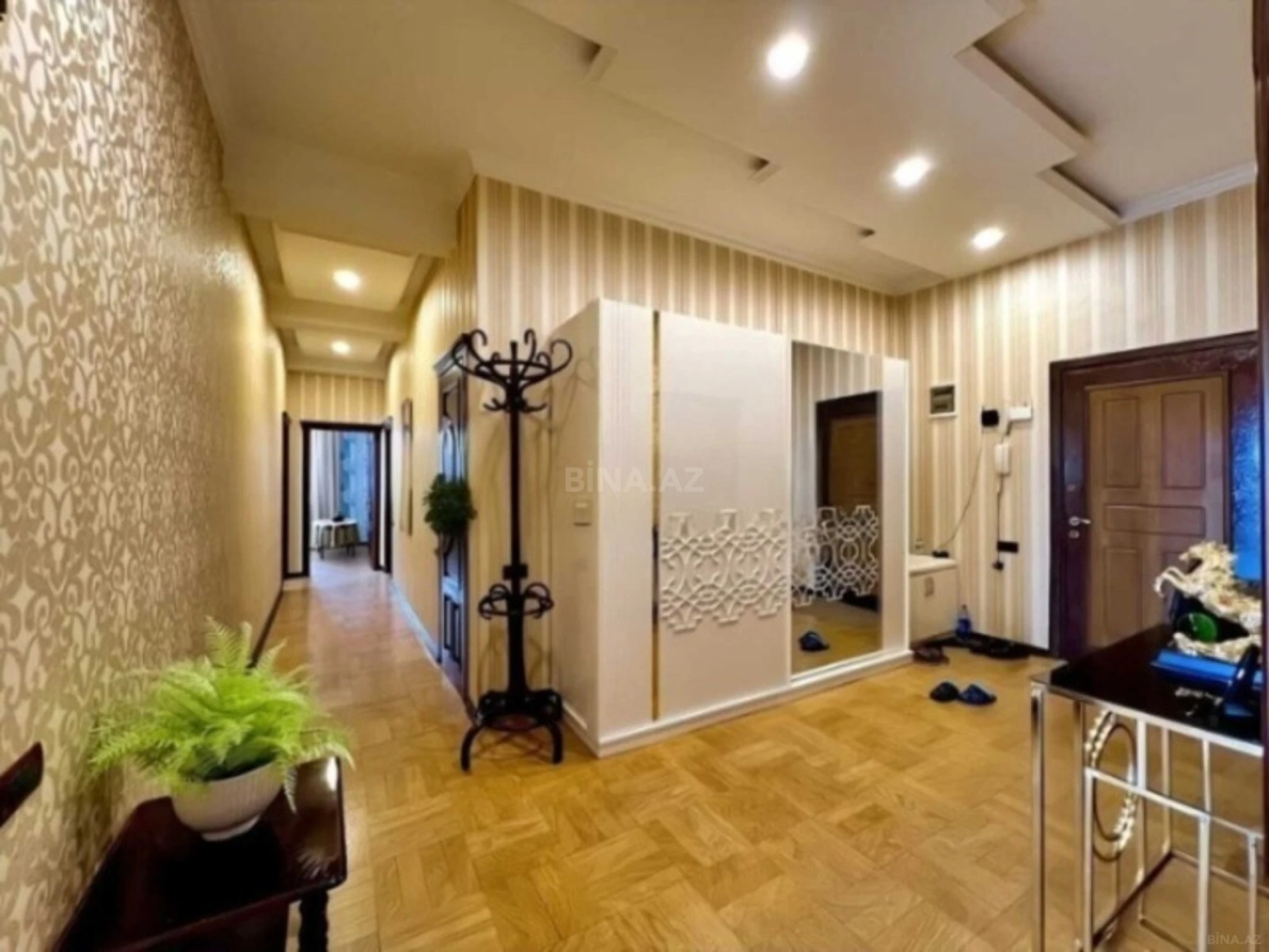 Satılır 4 otaqlı mənzil 165 m²