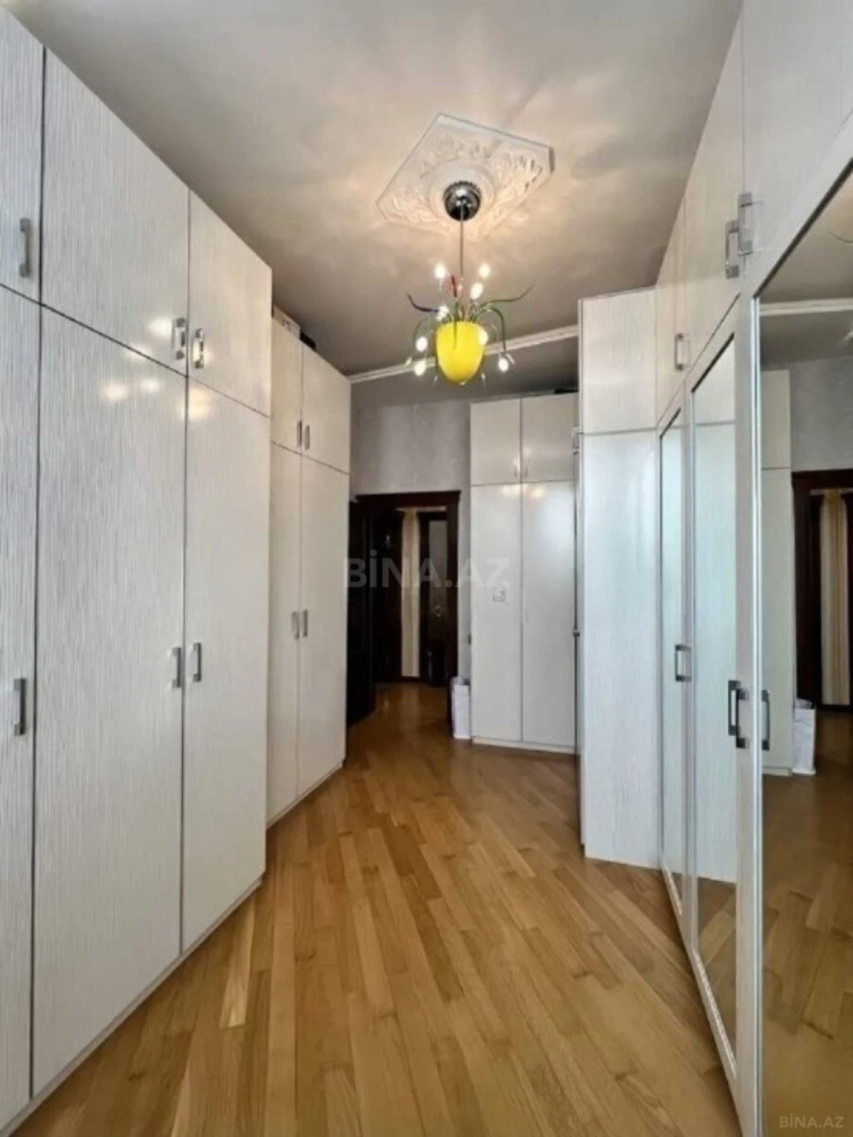 Satılır 4 otaqlı mənzil 165 m²