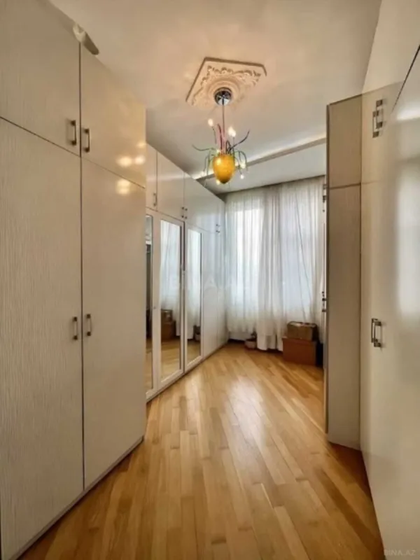 Satılır 4 otaqlı mənzil 165 m²