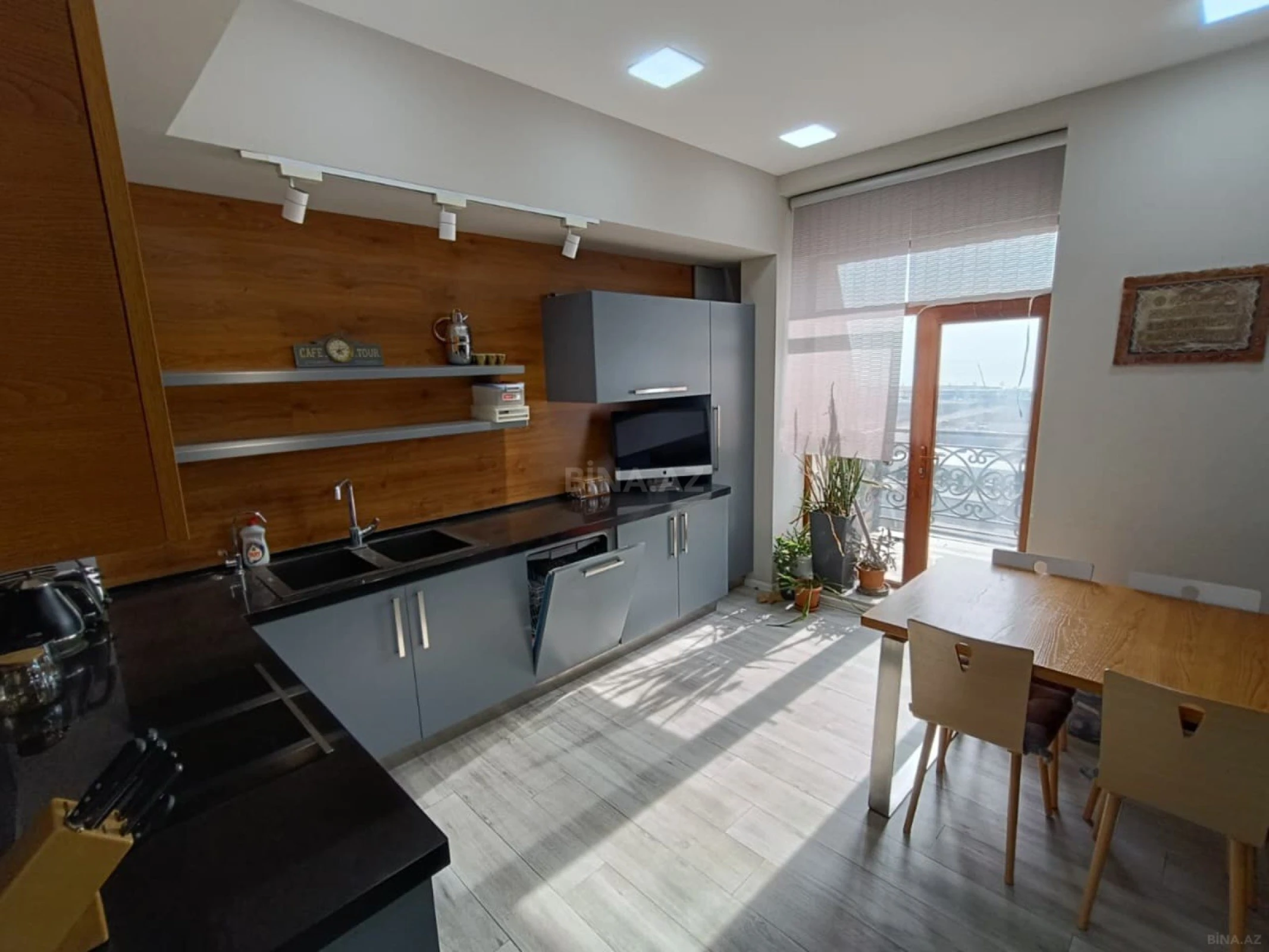 Kirayə verilir 4 otaqlı mənzil 200 m²