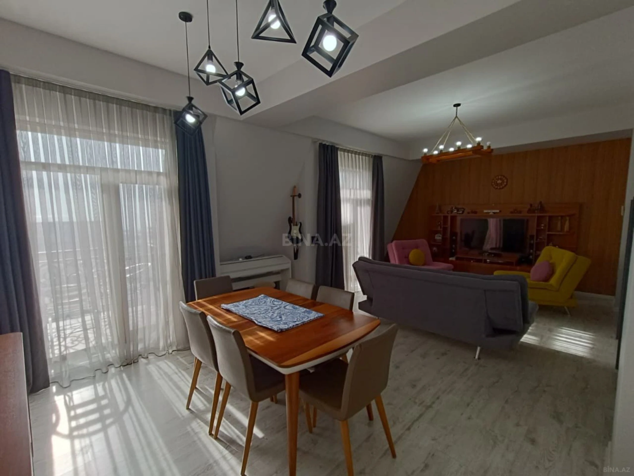 Kirayə verilir 4 otaqlı mənzil 200 m²