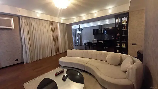 Satılır 3 otaqlı mənzil 140 m²