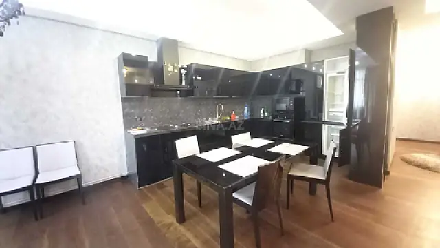 Satılır 3 otaqlı mənzil 140 m²