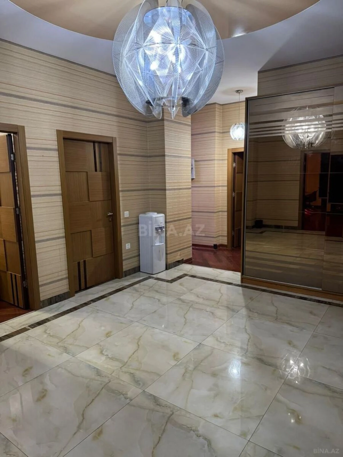 Kirayə verilir 4 otaqlı mənzil 220 m²
