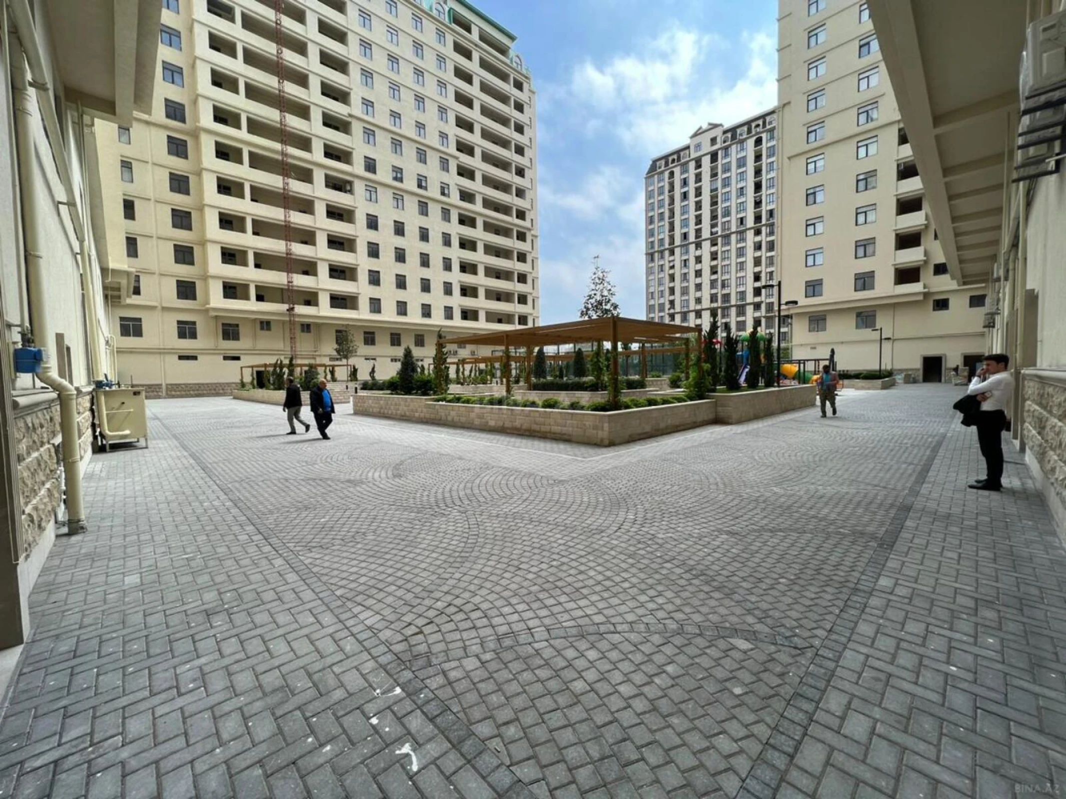 Satılır 4 otaqlı mənzil 176 m²