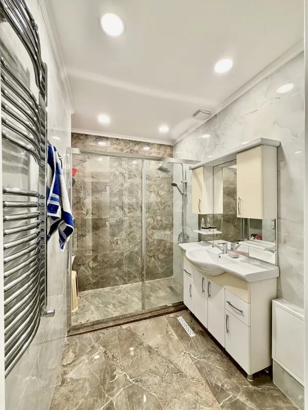 Satılır 3 otaqlı mənzil 136 m²