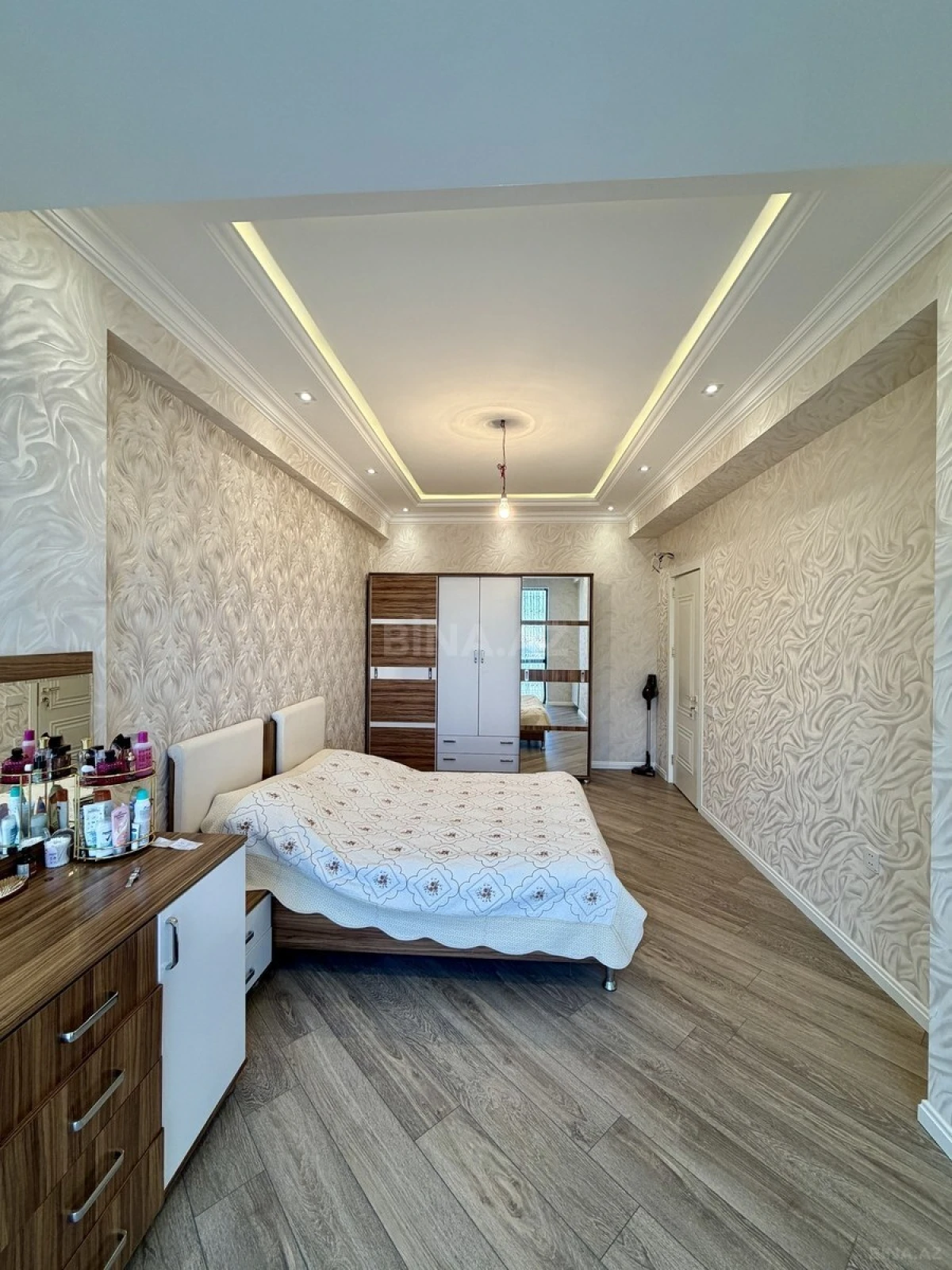 Satılır 3 otaqlı mənzil 136 m²