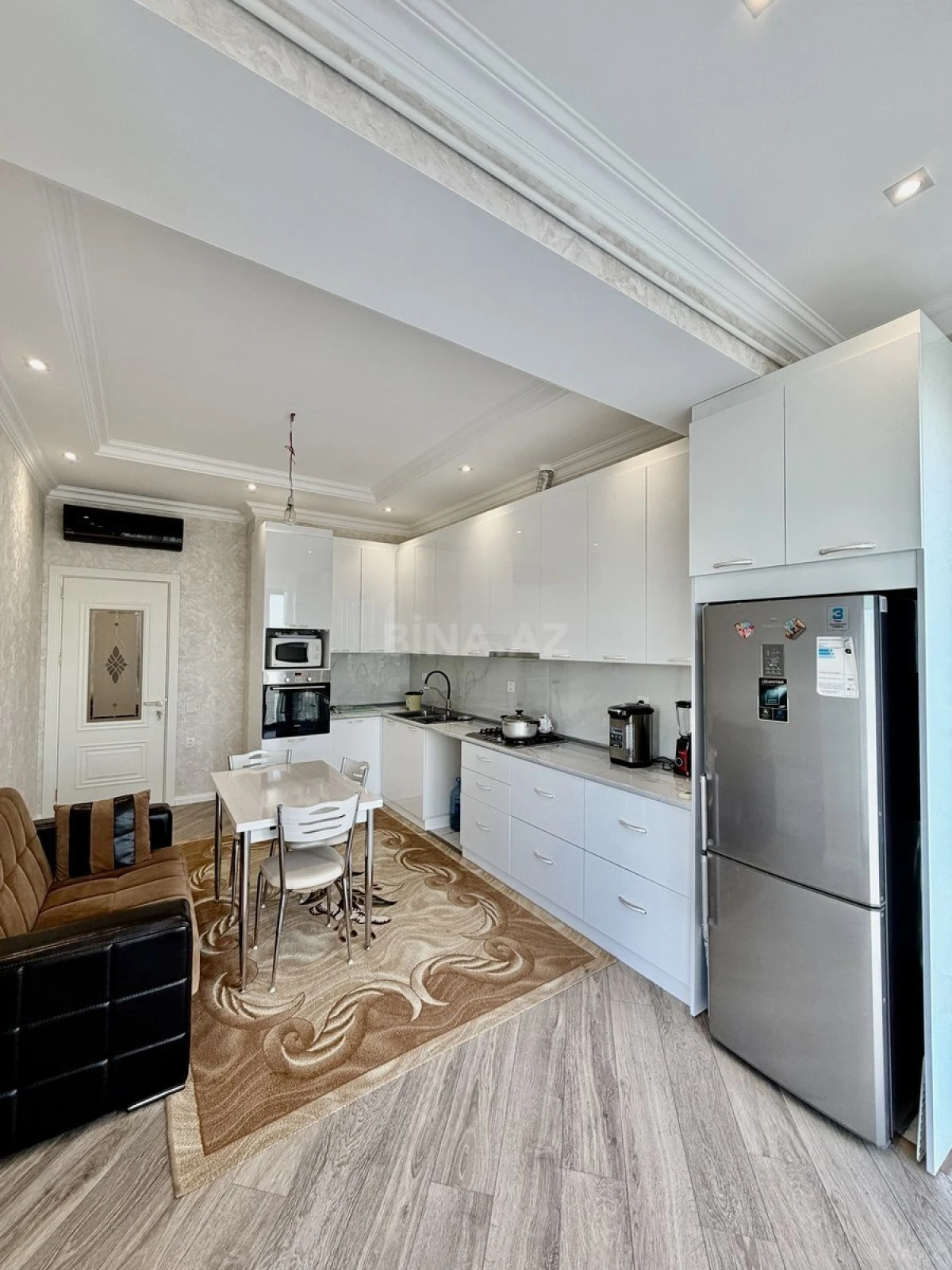 Satılır 3 otaqlı mənzil 136 m²