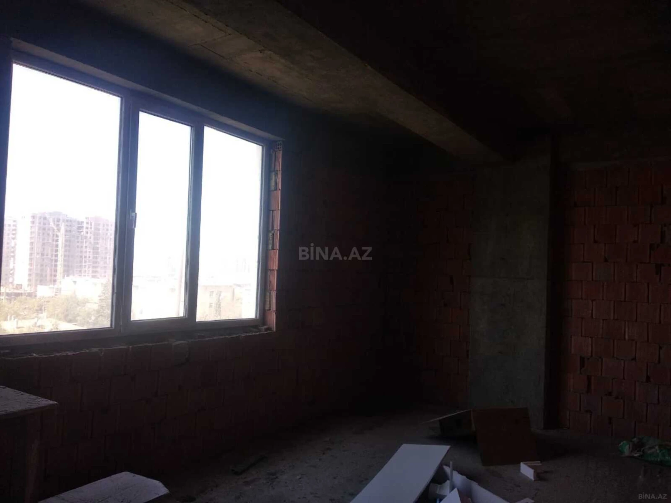 Satılır 4 otaqlı mənzil 186 m²