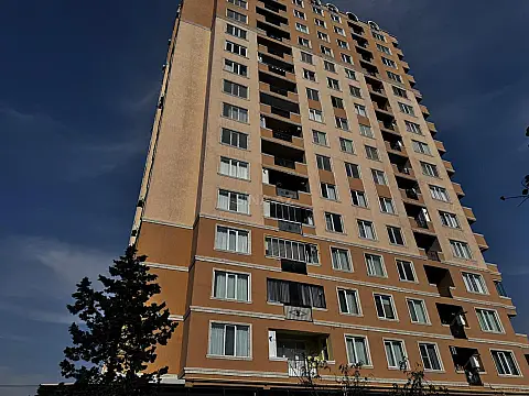 Satılır 4 otaqlı mənzil 186 m²