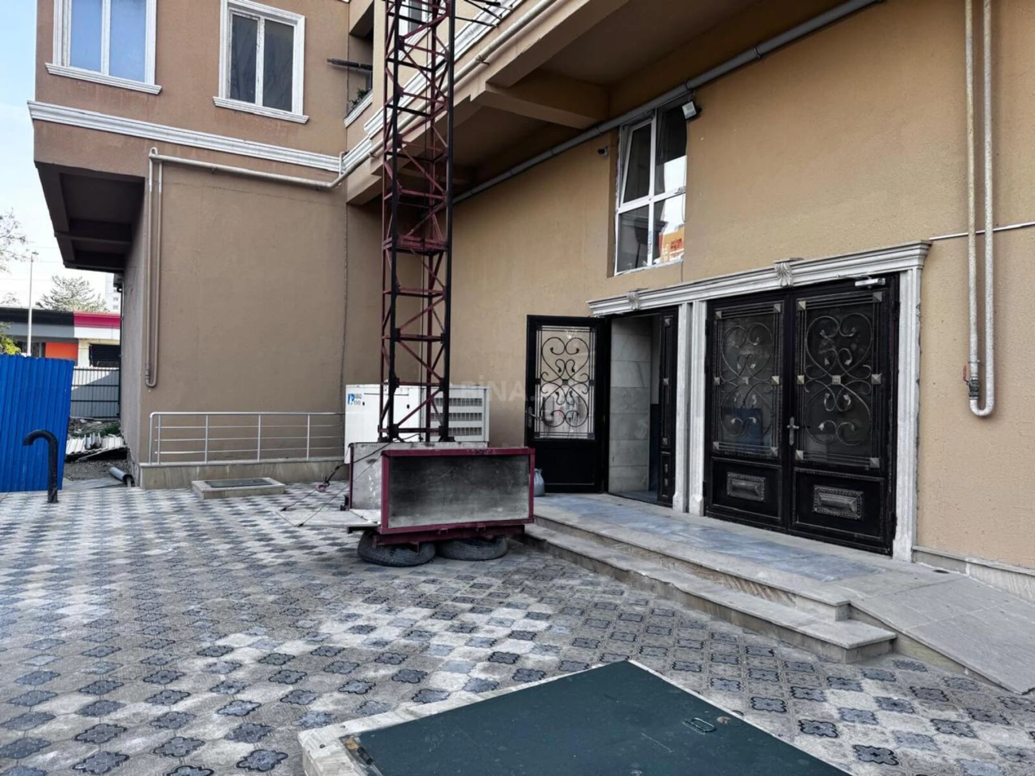 Satılır 4 otaqlı mənzil 186 m²
