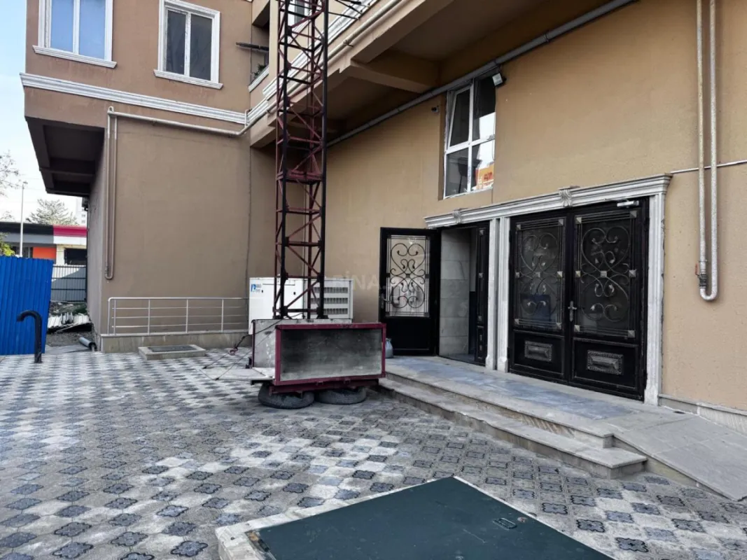 Satılır 4 otaqlı mənzil 186 m²