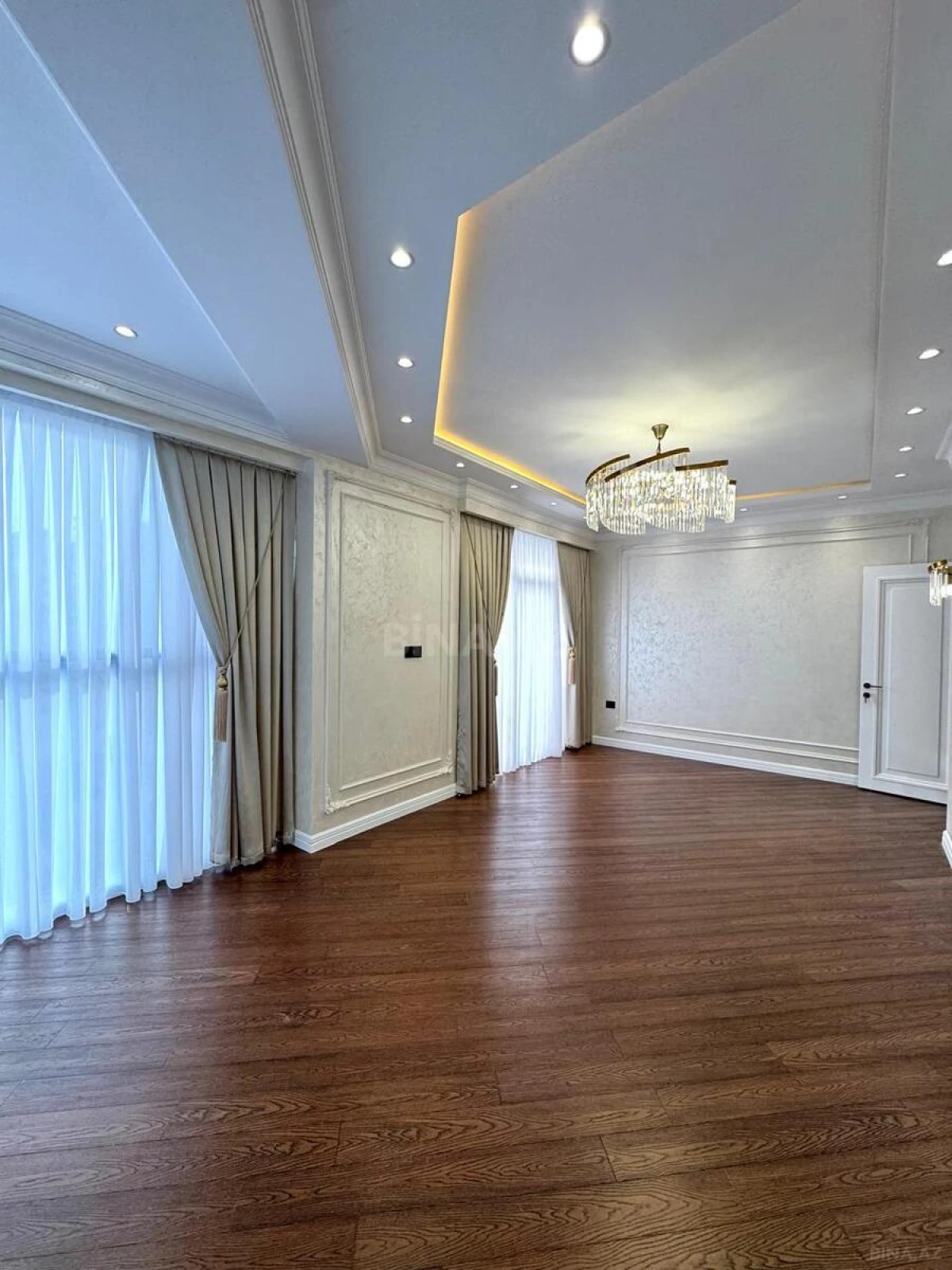 Satılır 3 otaqlı mənzil 130 m²