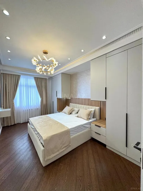 Satılır 3 otaqlı mənzil 130 m²