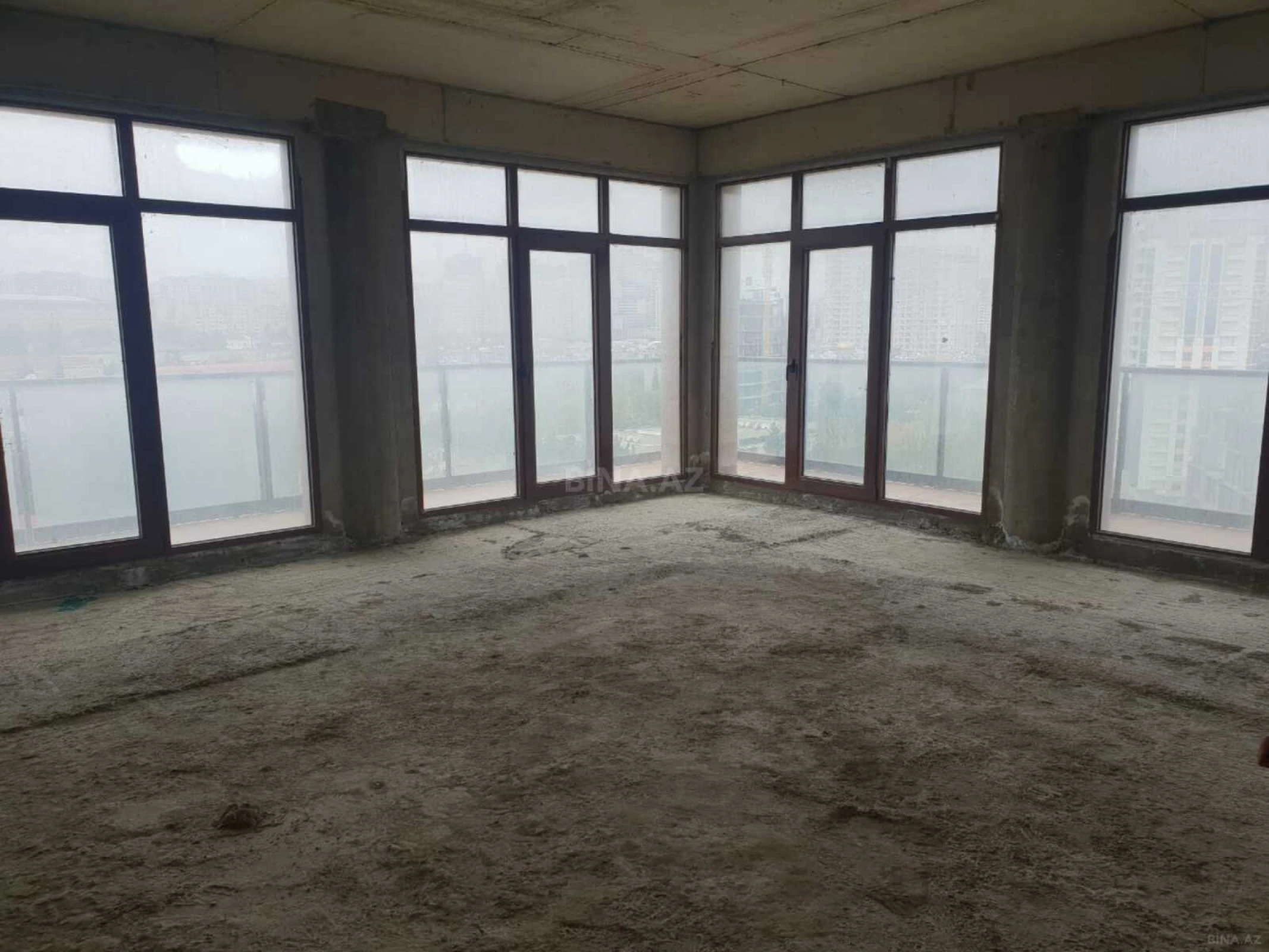 Satılır 5 otaqlı mənzil 340 m²