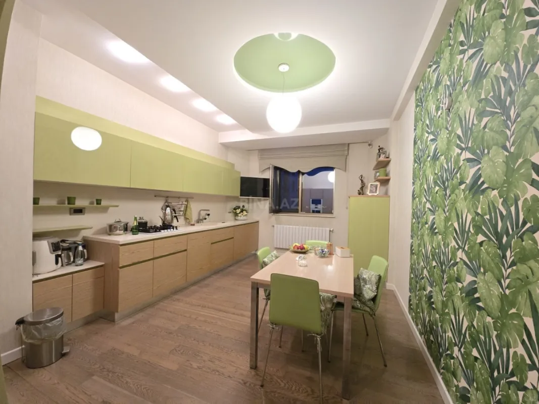 Satılır 4 otaqlı mənzil 170 m²