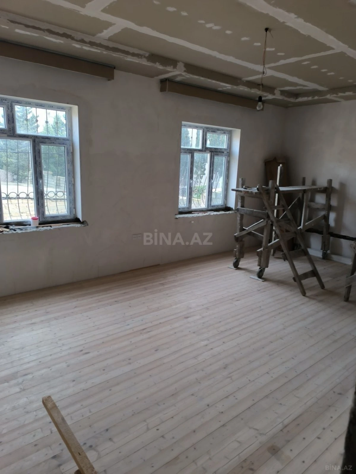 Satılır 8 otaqlı həyət evi 300 m²