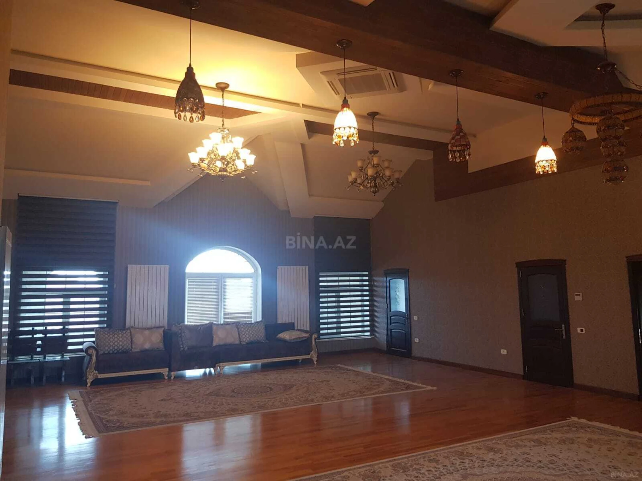 Satılır 12 otaqlı həyət evi 500 m²