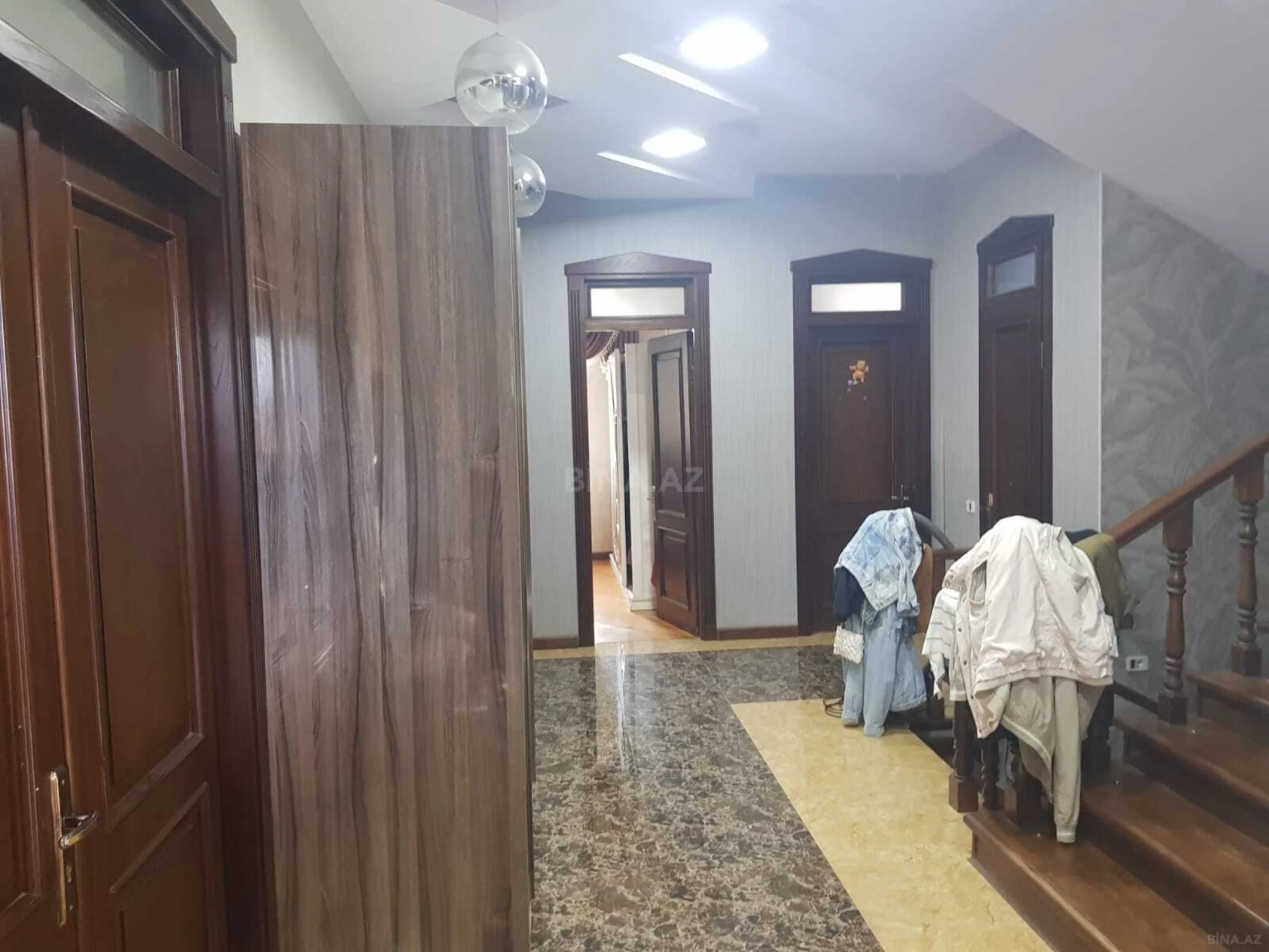 Satılır 12 otaqlı həyət evi 500 m²
