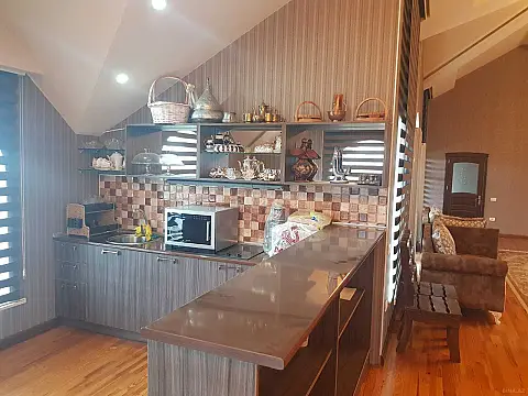 Satılır 12 otaqlı həyət evi 500 m²