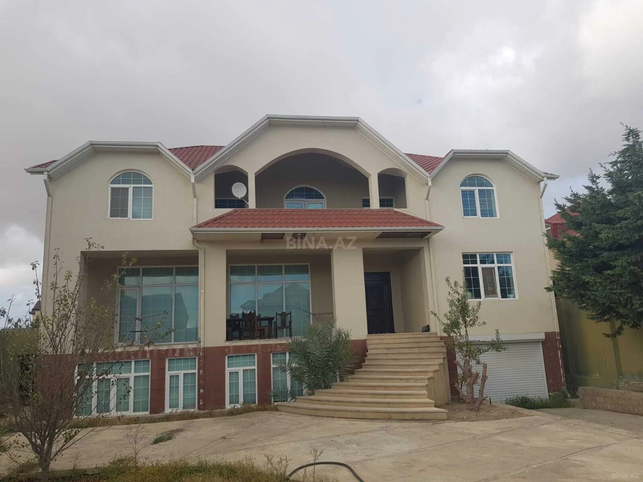 Satılır 12 otaqlı həyət evi 500 m²