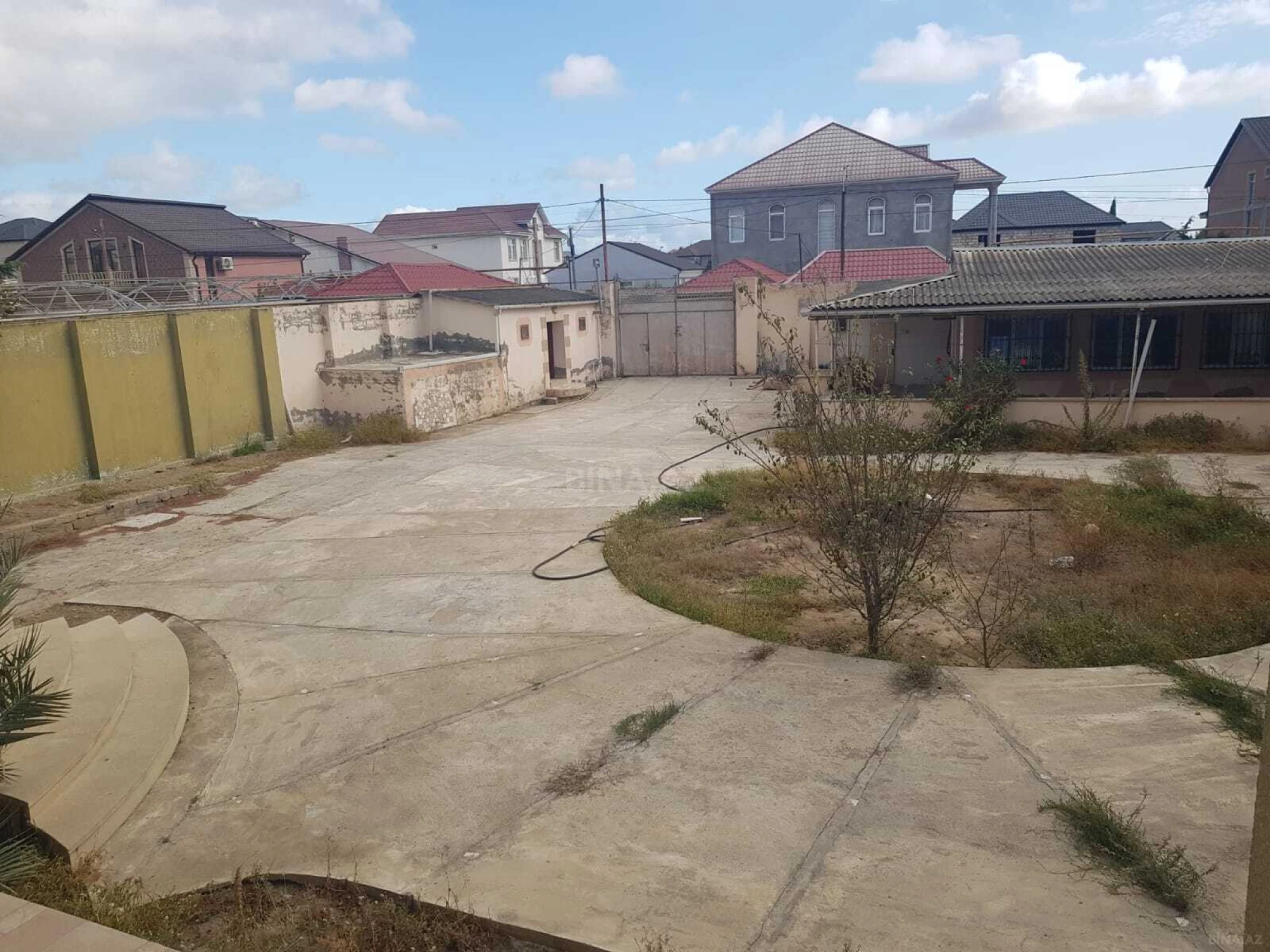 Satılır 12 otaqlı həyət evi 500 m²