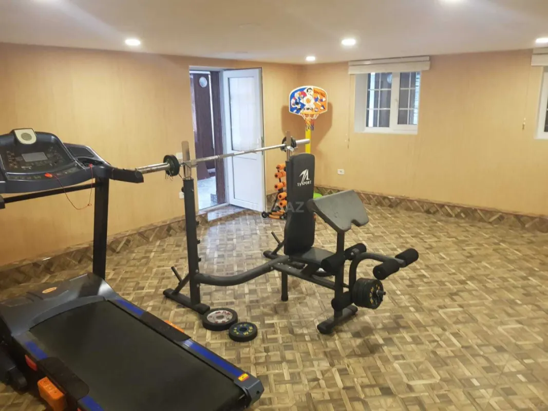 Satılır 12 otaqlı həyət evi 500 m²