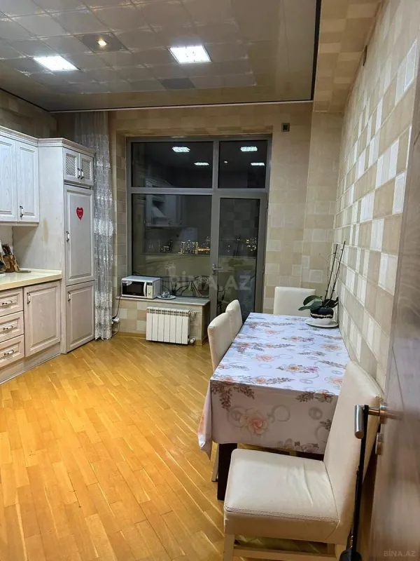 Kirayə verilir 3 otaqlı mənzil 180 m²