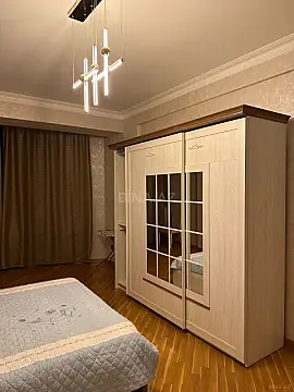 Kirayə verilir 3 otaqlı mənzil 180 m²