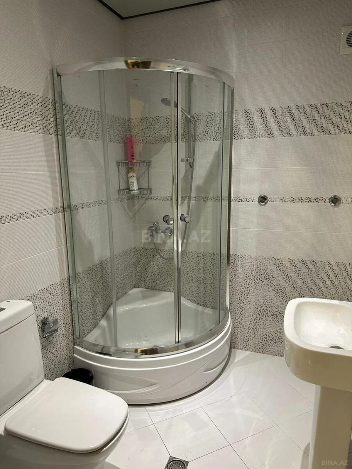 Kirayə verilir 3 otaqlı mənzil 180 m²